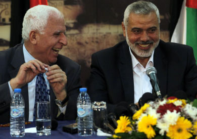 تأتي المصالحة بين فتح وحماس فيما تواجه محادثات سلام بين إسرائيل والفلسطينيين احتمالية الانهيار